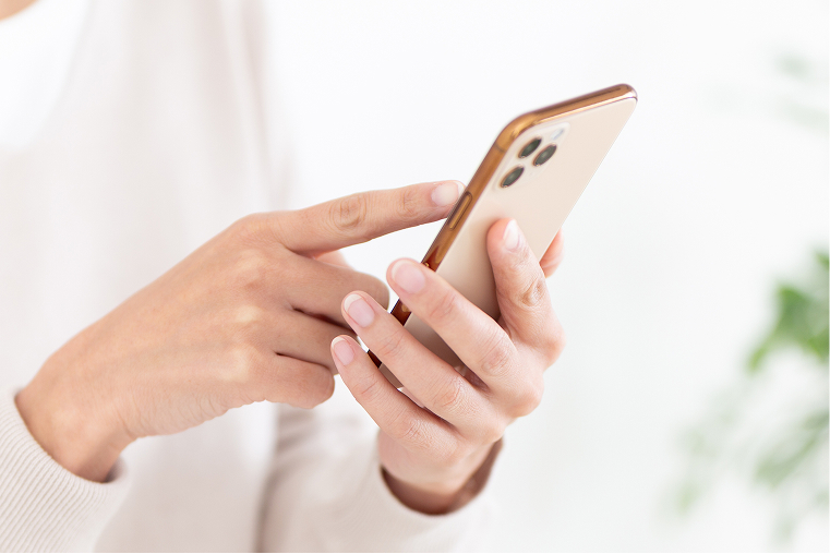 スマホを持っている手元